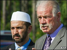 جونز(يمين) وإمام فلوريدا محمد المصري