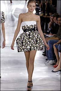 年度伦敦时装周上美女俊男如云 展示世界各地名家与新秀的款式