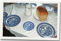 Bwrdd wedi ei osod am de yn Cae'r Gors