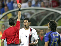 Pablo Mastroeni yn gweld y cerdyn coch