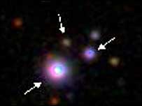 Sistema de três quasares (imagem: Caltech)