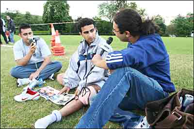 فربد در حال گفتگو با حسین کعبی در اردوی تیم ملی در لندن