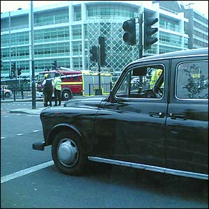 Auto u policejního kordonu