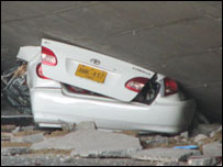 ملبے میں دبی ہوئی ایک گاڑی