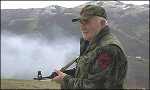 Příslušník albánské Národně-osvobozenecké armády na kosovsko-makedonských hranicích