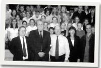 Cefn - Plant Cwmni Theatr Ieuenctid Cwm Gwendraeth. Blaen - Peter Harries, Cadeirydd Rhanbarth Dwyrain Myrddin, Alun G. Davies, Cyfarwyddwr Addysg Cyngor Sir Caerfyrddin, Tom Dafis, Cadeirydd Pwyllgor Gwaith Eisteddfod 2007, Siân Eirian, Cyfarwyddwr yr Ei