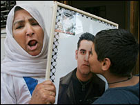 प्रदर्शन करती एक फ़लस्तीनी महिला