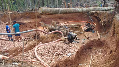 Open cast mining at the Grota Rica mine near Apui