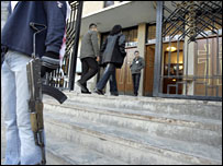 Nhân viên có vũ trang tại khu vực bên ngoài các nhà thờ ở Iraq vẫn không chặn được những kẻ tấn công 