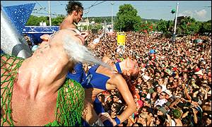 V západní Evropě se pořádají bombastičtější technoparty 