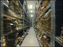 Documentos nos porões do prédio do Arquivo Nacional iraquiano