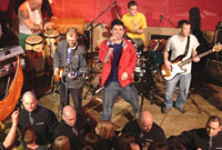 Anweledig yn perfformio yn noson Mawredd Mawr