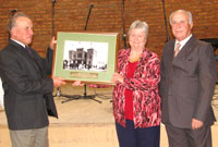 Anrhydeddu Ieuan ac Irma Williams gyda llun o Neuadd Dewi Sant