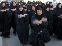 Iraquianas se batem em sinal de luto, em funeral no bairro rebelde de Sadr City, Bagdá