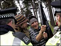 Manifestante conversa com a polícia