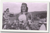 Nerys Davies, Aberhosan a'i gweinyddesau Masara Sandells a Carys Sellman o Ysgol Corris yn cyflwyno'r Aberthged.