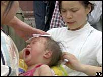 Bebê chora em Dujiangyan