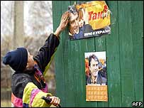 Ukrajinský chlapec narovnává plakát opozičního kandidáta Juščenka