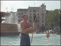 Patrick Seldom e seu berimbau na Praça Trafalgar