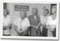 rhai o Gymdeithas Lenyddol Brynrhos tu allan i Gell y grog.