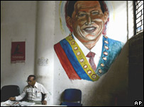 Mural com pintura de Chávez