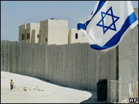 Bandeira de Israel ao lado de barreira na Cisjordânia