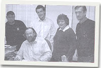 Robat Jones, Pryderi ap Rhisiart, Margaret Griffith a Wyn Williams yn astudio map o'r Lôn Goed gyda Tony Vowell