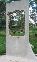 Tấm đá ở giữa cho ghi dòng chữ : ''Tri ân những nỗ lực của Cao Ủy Tị Nạn LHQ, của Hội Hồng thập tự, Hội Hồng nguyệt Indonesia, cùng các tổ chức quốc tế khác, chính phủ và nhân dân Indonesia..."