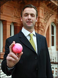 गुलाबी गेंद के साथ जॉन स्टीफ़ेंसन