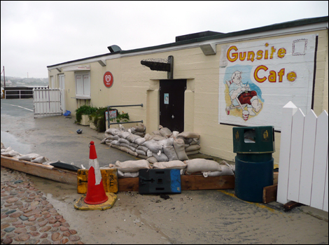 Gunsite cafe prepares for flooding