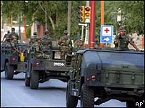 Nuevo Laredo sokaklarında askerler