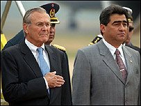 Rumsfeld e o ministro da Defesa paraguaio, Roberto Fernández