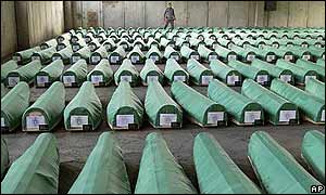 Zatím se podařilo identifikovat 882 oětí masakru v Srebrenici