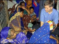 Erik solheim in a tsunami refugee camp in Puttalam (photo Daya Lankapura)