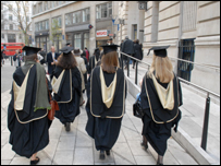 参加学位授予典礼的大学生们