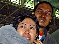 Familiares buscam informações sobre vítimas de naufrágio na Indonésia