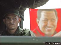 Soldado patrulha Caracas na véspera da eleição