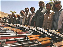 Silahlarını teslim eden Afgan milisler