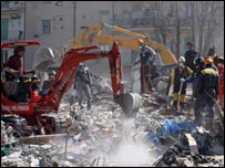 Після землетрусу в Лаквілі Сильвіо Берлусконі вирішив перенести самміт саме сюди. Проте багато людей досі живе в наметах