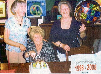 Brenda Davies, Irene Evans a Merle Roberts yn dathlu