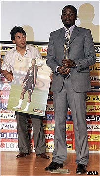 مراسم اهدای توپ طلا، عرفان اولروم در کنار خداداد عزیزی