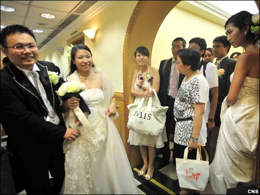 香港某婚姻登记处的繁忙场景(中新社图片9/9/2009)