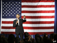 Obama in front of US flag