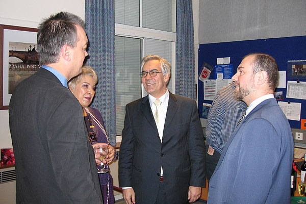 (од лево) Најџел Чепмен, Жанета Скерлев, Ѓорѓи Спасов и службеникот во македонската амбасада Димитар Блажевски