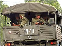 Юк автомобилидаги аскарлар