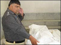  پولیس اہلکار جگدیش کی لاش کے ہمراہ