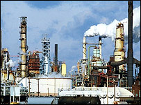 Problemas em refinarias teriam pressionado preços