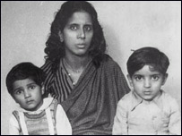 جاوید اختر، ماں اور بھائی کے ساتھ