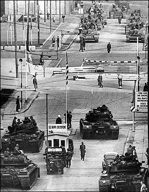 Tanques soviéticos y estadounidenses frente a frente en Checkpoint Charlie