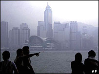 Pessoas observam chegada do tufão Dujuan, em Hong Kong